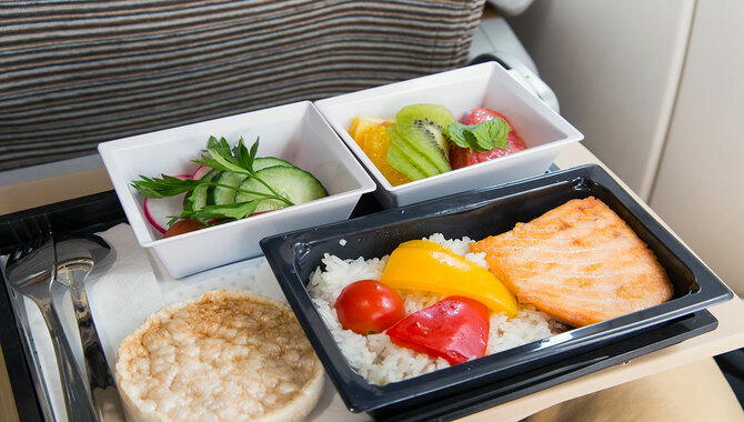 5 Tips For Safe And Healthy Eating On A Plane
