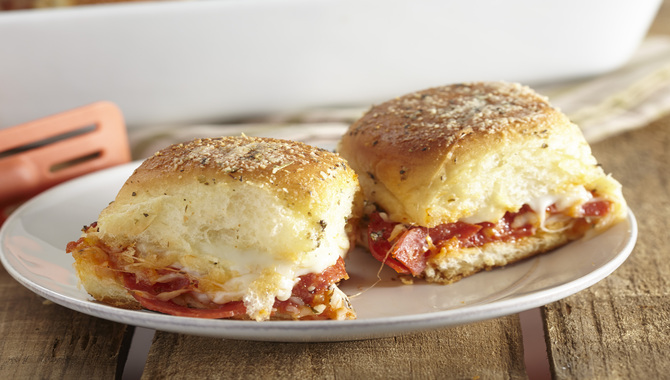 Pepperoni Pizza Sliders With Mozzarella Cheese Sauce