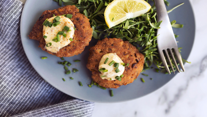 Salmon Cakes With Aioli Dip