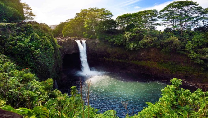 Volcano Village And The Hawaii Volcanoes National Park