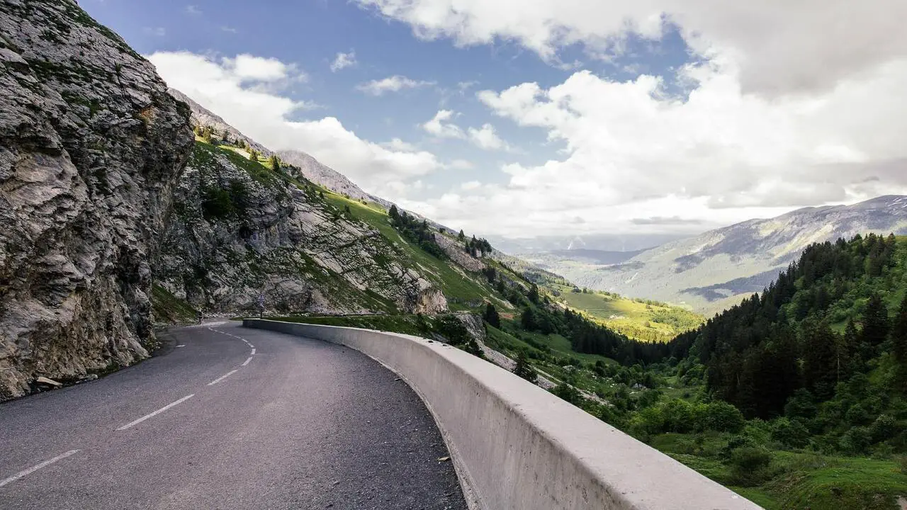 The Challenges And Dangers Of Driving On Mountain Roads