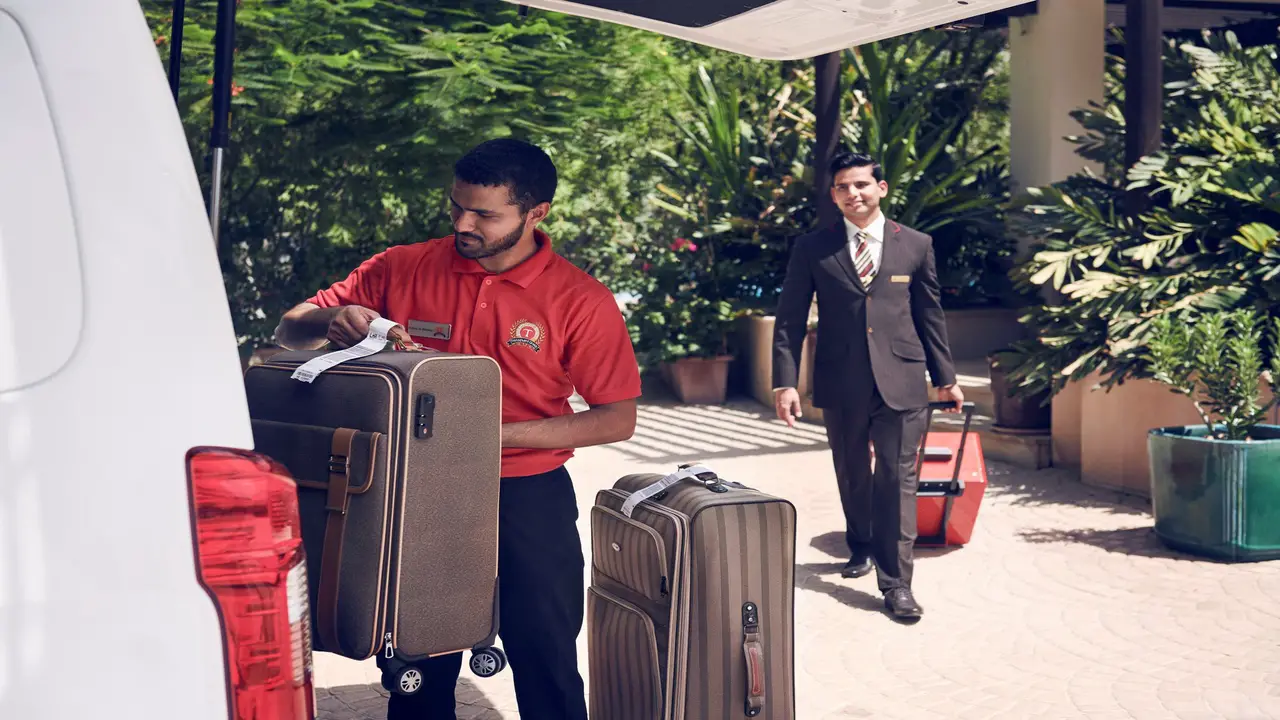 Making An Emirates Luggage Reservation Through A Travel Agent