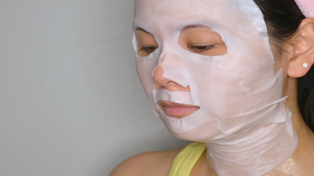 How To Use Facial Sheet Masks During Long Flights